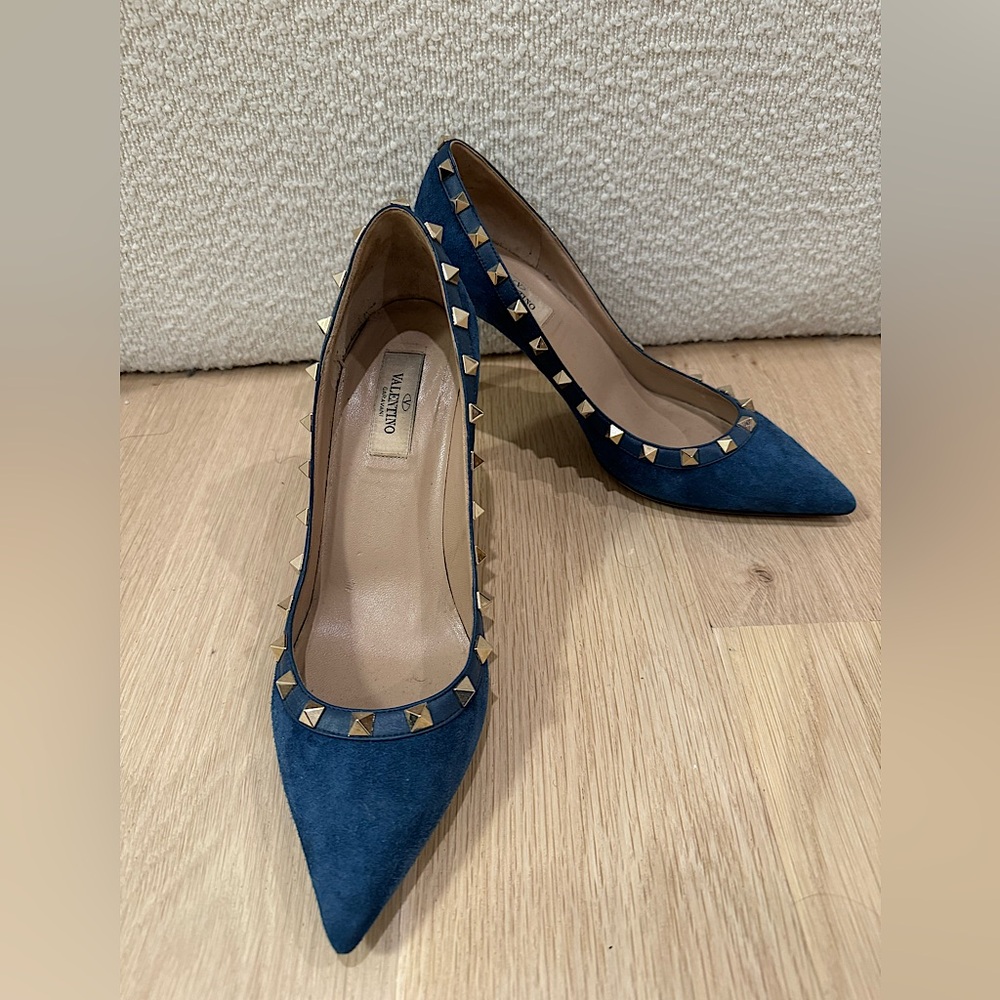 Valentino Garavani Denim Suede Rockstud Heels - Picture 3 of 4